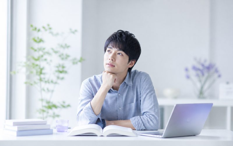 何から始めるべきか考えている様子