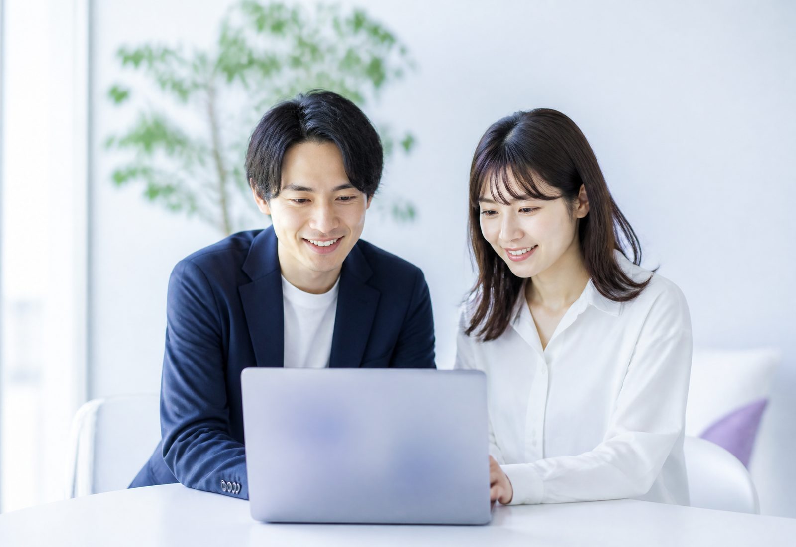 ノートPCを一緒に見ながら学ぶ受講生と講師