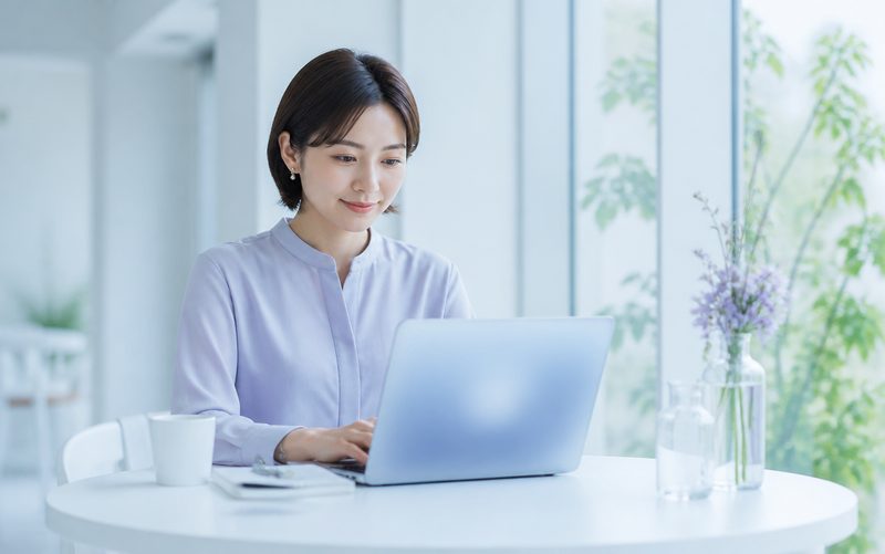 自宅でノートPCに向かい副業に取り組む受講生